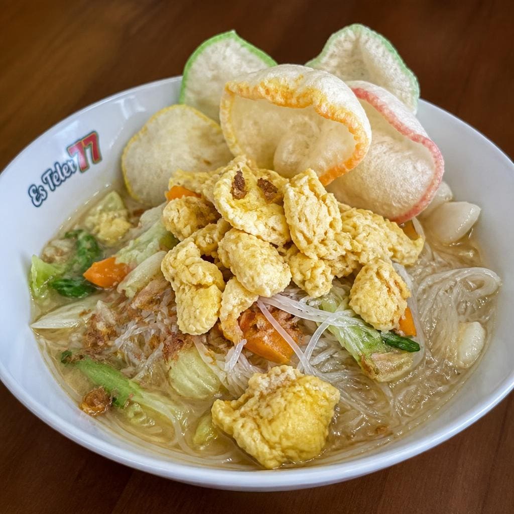 Bihun Rebus Es Teler 77 dengan telur orak-arik dan kuah hangat